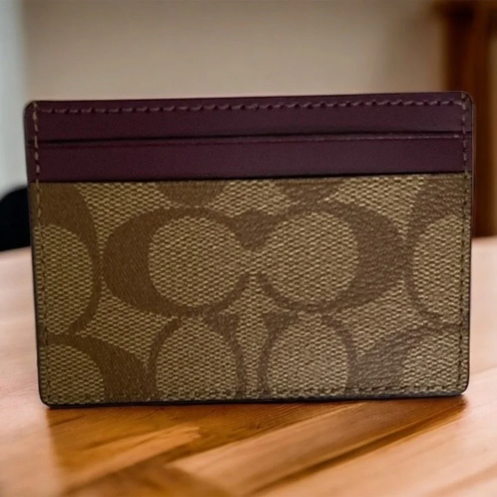 COACH - Signature Logo Card Case - Brown NWT‎ Measurements: 4’ X 3’inches